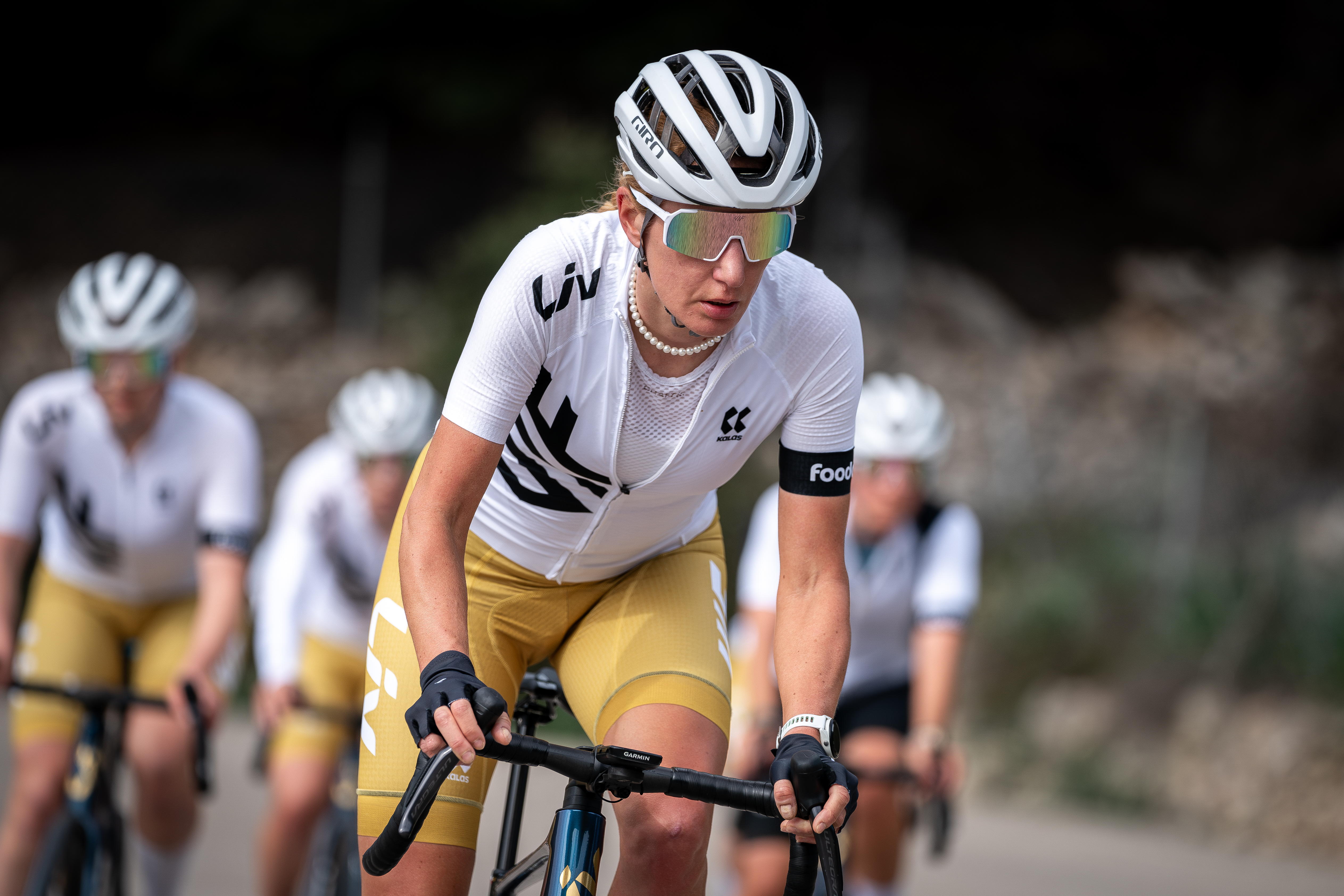 Cyklistka vede skupinu jezdců při společné jízdě